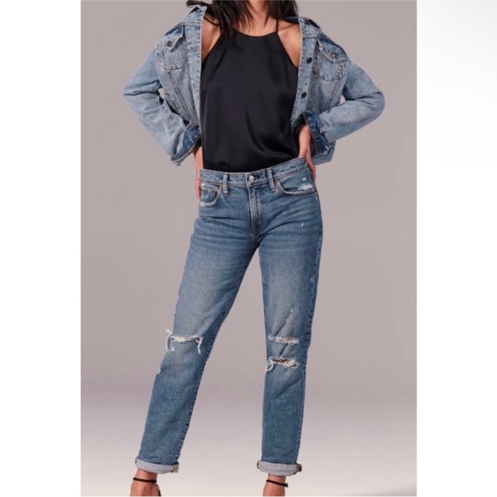 Abercrombie & Fitch Mid-Rise Distressed Boyfriend Jean in Medium Wash. Size 26.